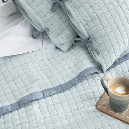 Cubrecama Queen 240x240 Cm + Fundas Kit 3 Piezas Matelaseado Color Montana | Hielo Liso