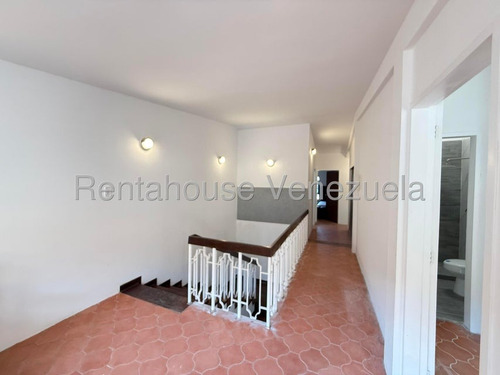 Hermosa Casa Quinta De 2 Niveles En Venta Ubicada En Alto Prados Del Este 25-17674