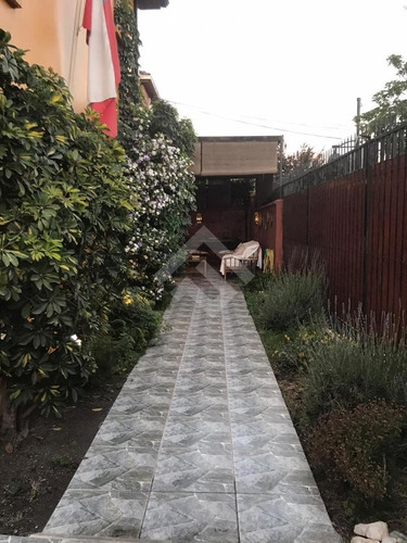 Casa En Venta De 5 Dorm. En Ñuñoa
