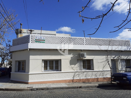 Casa En Muy Buen Estado Desarrollada En Planta Alta