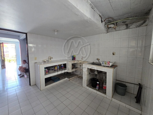 Casa En Venta En Fovissste De Dos Niveles Con Amplias Recamaras.