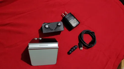 Galaxy Z Flip 6 256gb Como Nuevo Uso 3 Meses Libre. Permuto (Usado)