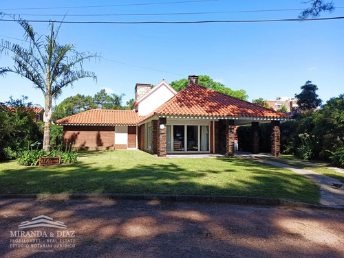 Casa Con Capacidad Para Siete Personas Con Cómodos Ambientes