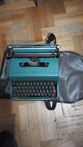 Maquina De Escribir Olivetti Modelo Lettera 32 Con Morral (Usado)