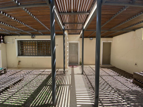 Casa De 3 Dormitorios Con Parrillero, Pileta Y Galería - Fisherton