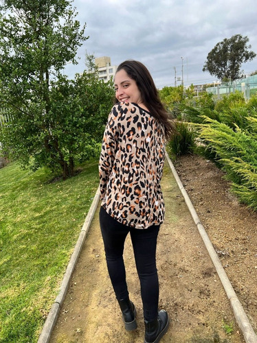 Imagen 2 de 2 de Polera Animal Print