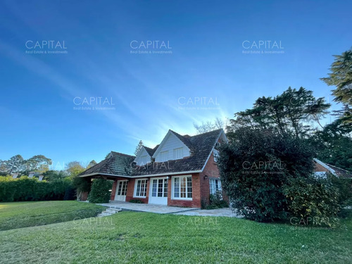 Excelente Casa De Cinco Dormitorios En Venta - Golf Punta Del Este