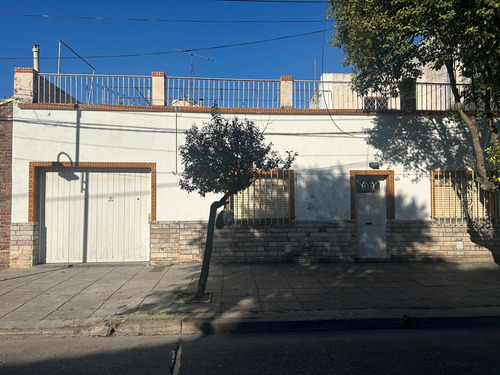 Casa En Planta Baja, Amplio Parque Y Garage