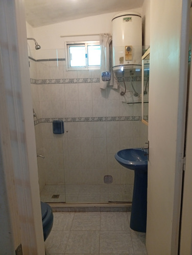 Hermoso Chalet, 2 Dorm.,2 Baños , Jardin, Gge , Amplio Fondo Con Piscina Y Espacio Verdes, Parrillero Techado,salon Multiuso, Lavadero Y Acceso A Azotea Con Cerramiento.
