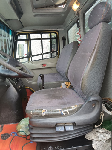 Imagem 12 de 25 de Caminhao Mb 710 Plus 2012