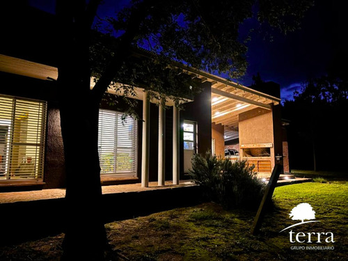 Hermosa Casa En Los Reartes A 3 Cuadras Del Río.
