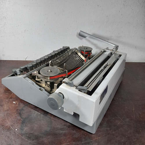 Imagem 4 de 8 de Máquina De Escrever Made Alemanha Para Peças. Ler. Usada