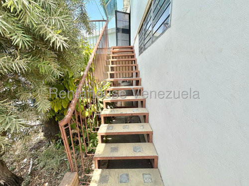 Julian Galindez Vende Amplia Casa En Zona Oeste Con Locales Y Cava Cuarto Barquisimeto #25-18806