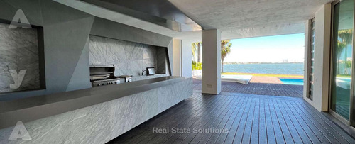 Casa En Venta, 5 Recamaras, Frente Laguna, Jacuzzi, Piscina, Isla Dorada Cancun.