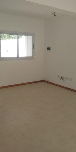 Dúplex En Venta - 2 Dormitorios 1 Baño - Cochera - 83 Mts2 - Los Hornos, La Plata