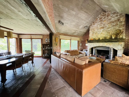 Casa En Venta De 4 Dormitorios En Country, Punta Del Este.