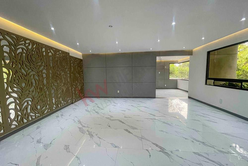 Espectacular Casa En Venta En Bosques De Las Lomas, Varios Niveles Con Jardín Y Remodelada