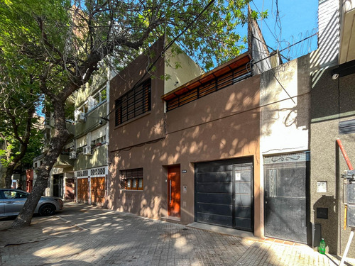 Casa De 2 Dormitorios Comodin Con Cocheras, Patio, Terraza