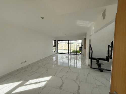 Casa En Alquiler En Boulevard Turístico Bávaro, Punta Cana, 205m2, 2 Hab. 2 Parqueos, Excelente Zona, Tranquila, Seguridad, Todas Las Comodidades, Un Paraíso Para Vivir.