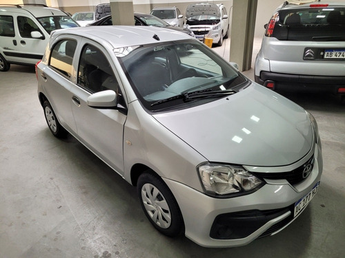 Imagen 13 de 18 de Toyota Etios 2017 1.5 X Famaautos