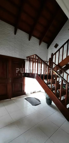 Importante Casa De 2 Plantas En Barrio San Rafael