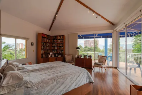 Casa En Venta En El Tesoro. Cod V11847