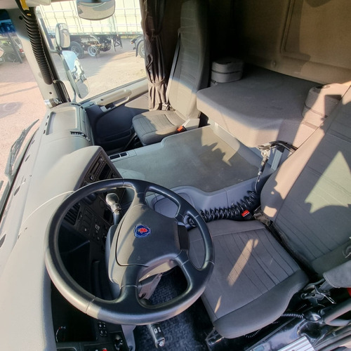 Imagem 13 de 15 de Caminhão 310 Bitruck 8x2 Scania P310 Baú Câmara Fria 2017