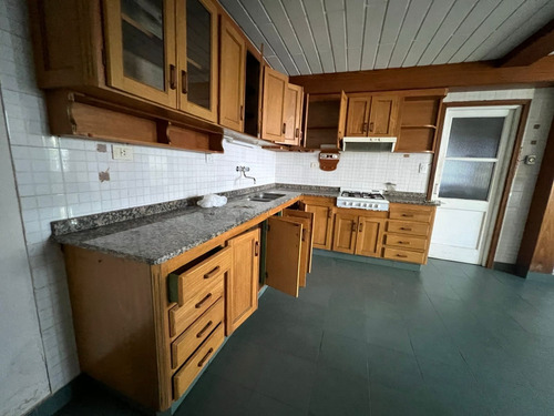 Casa Con Galpón En Barrio Las Avenidas