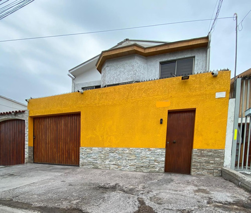 Vendo Casa 2 Pisos, 5 Dormitorios, En Pje. Playa Quinteros
