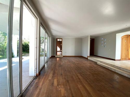 Casa En Venta De 7 Dorm. En Colina