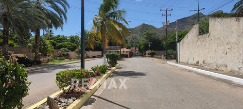 Imagen 2 de 16 de Re/max 2mil Vende Casa En Urb. Valle Abajo, Amplia Y A Tan Solo 5 Minutos De Porlamar - Isla De Margarita