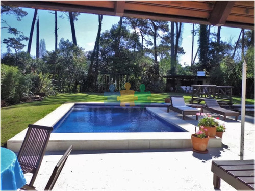 Cómoda Casa De 5 Dormitorios Y Piscina Climatizada En Punta Del Este - Ref : Eqp5579