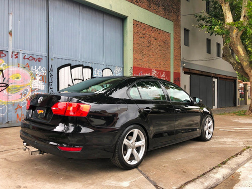 Vento 2.5 Luxury - Manual - Llantas 18 - Permuto/financio