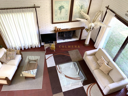 Excelente Residencia De 5 Dormitorios-ref:4553