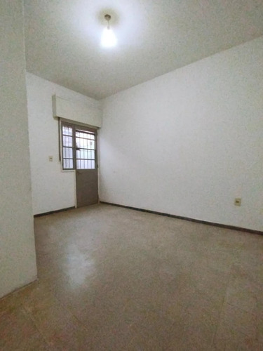 Alquiler En La Teja, Casa De 2 Dormitorios Al Frente, Con Jardin Y Rejas, Patio Chico Con Parrillero, Sin Gastos Comunes