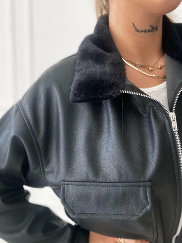 Campera De Eco Cuero Con Cuello De Peluche