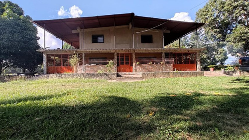 Hermosa Parcela En Venta, Con 2.7 Hectareas De Terreno, Que Cuenta Con Amplia Casa De Dos Pisos Que Cuenta Con 5 Cuartos, 2 Banos, Sala, Comedor Y Cocina, Amplios Corredores Techados