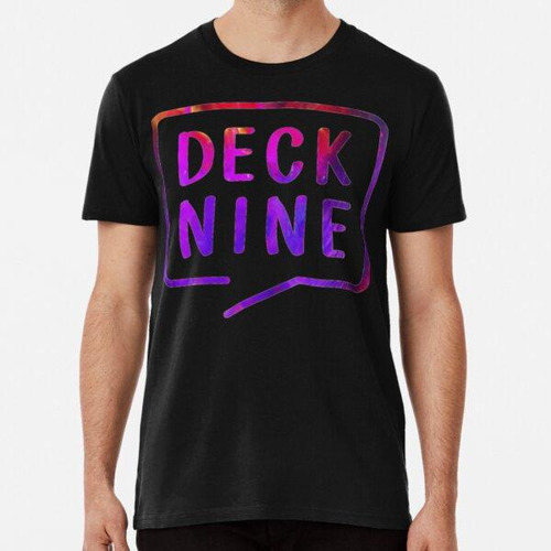 Remera Logotipo Deck Nine (lis True Colors) Algodon Premium