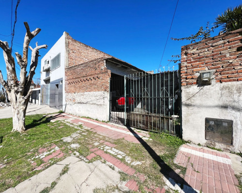 Casa En Venta De 3amb. C/cochera Y Fondo Libre.