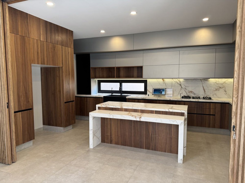 Residencia De Lujo Con Alberca, Área Verde Posterior- Altozano