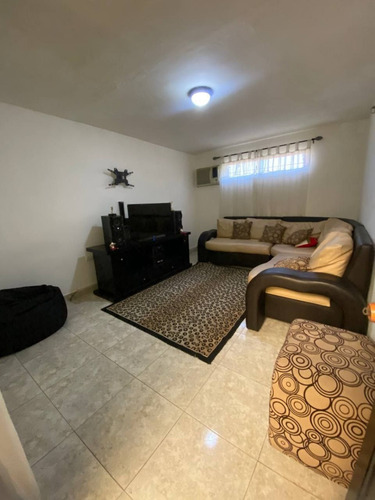 Imagen 7 de 15 de Zulay Robles Vende Townhouse En Residencias Laguna Club . San Diego.