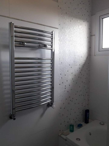 Hermosa Casa Moderna, Funcional, Amplia Y Luminosa; Con Patio Parquizado, Cancha De Basquet, Sauna E Invernadero. Totalmente Equipada Y Con Todos Los Servicios.apta Credito Hipotecario.