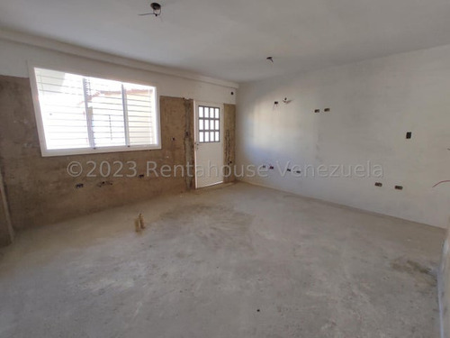 Townhouse En Obra Gris En Urb Andres Bello Maracay, Financiamiento Disponible. 23-18761 More