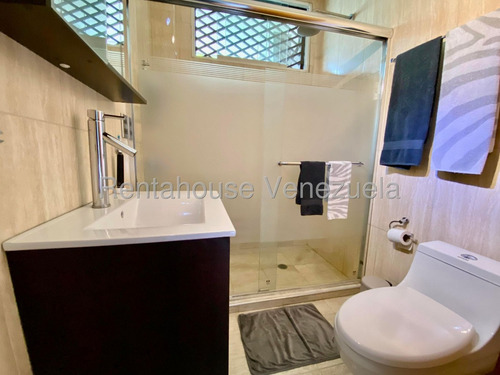 Comodo Apartamento Con Terraza Privada En Venta En Los Naranjos De Las Mercedes 25-24005