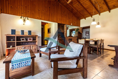 Casa 4 Ambientes Con Dependencia De Servicio. Pinamar.