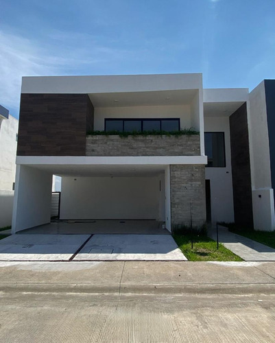 Casa En Venta En Veracruz, Fracc. Lomas De La Rioja En La Riviera Veracruzana.