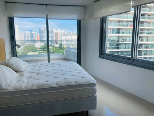 Apartamento En Venta De 3 Dormitorios En Playa Brava