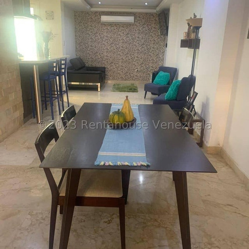 Townhouse En Venta Con Muy Buenos Acabados, Pisos De Marmol, Cocina Empotrada Ym Tope De Cuarzo, Pared Decorada En Coralina. San Diego