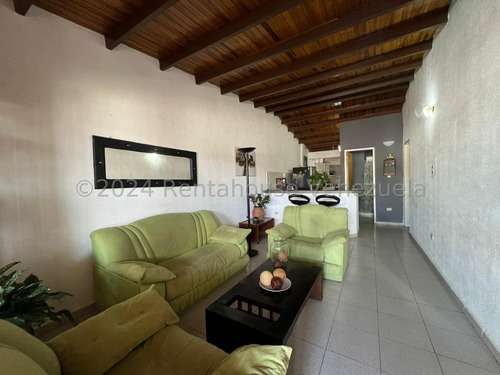 Raiza Suárez Vende Hermosa Casa Ubicada En La Parroquia El Cuji 2 4 1 9 8 7 5 Posee 4 Haitaciones, 2 Baños, 2 Puestos De Estacionamiento, Tanque Subterráneo De 2 Mil Litros, Seguridad Las 24 Hor