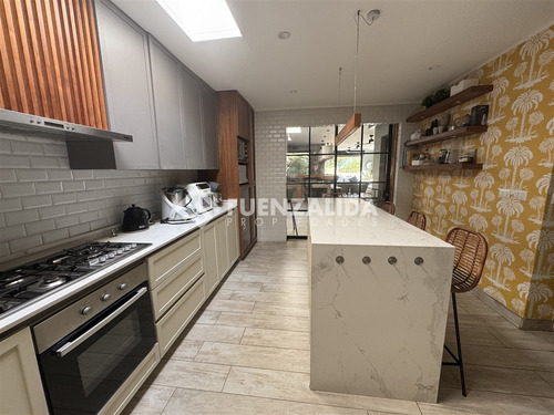 Casa En Venta De 5 Dorm. En Colina